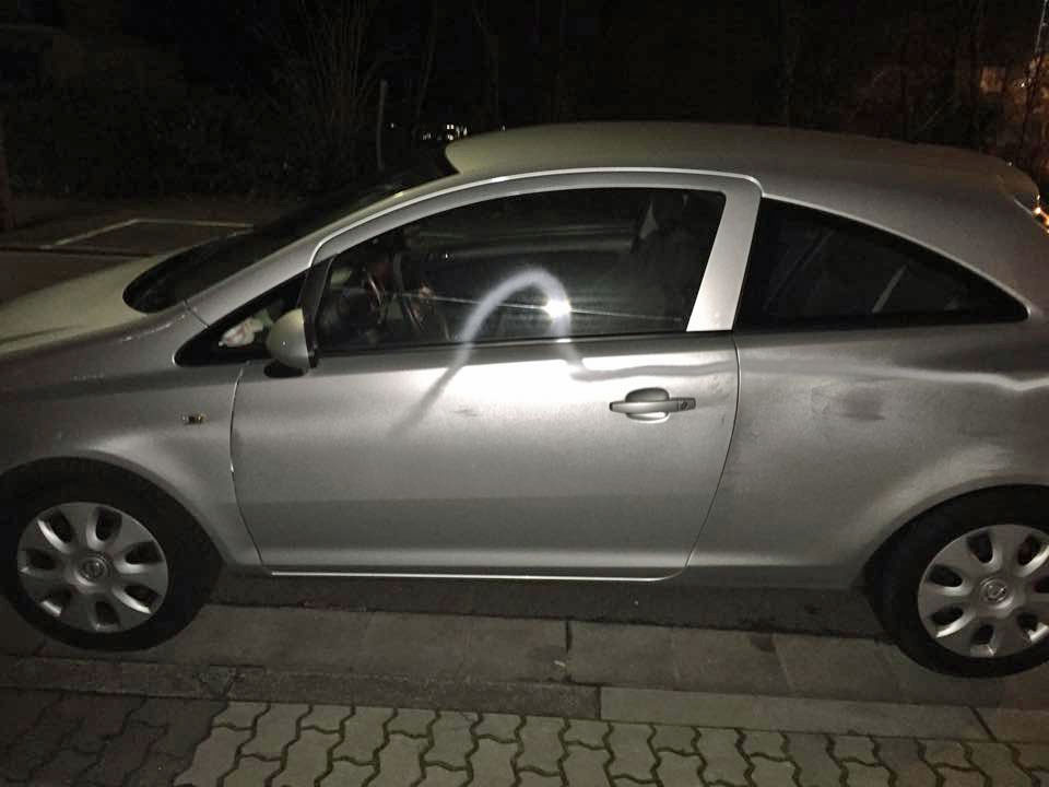 Auch dieser silberne Opel Corsa wurde Opfer der Schmiererei (Foto:Privat)