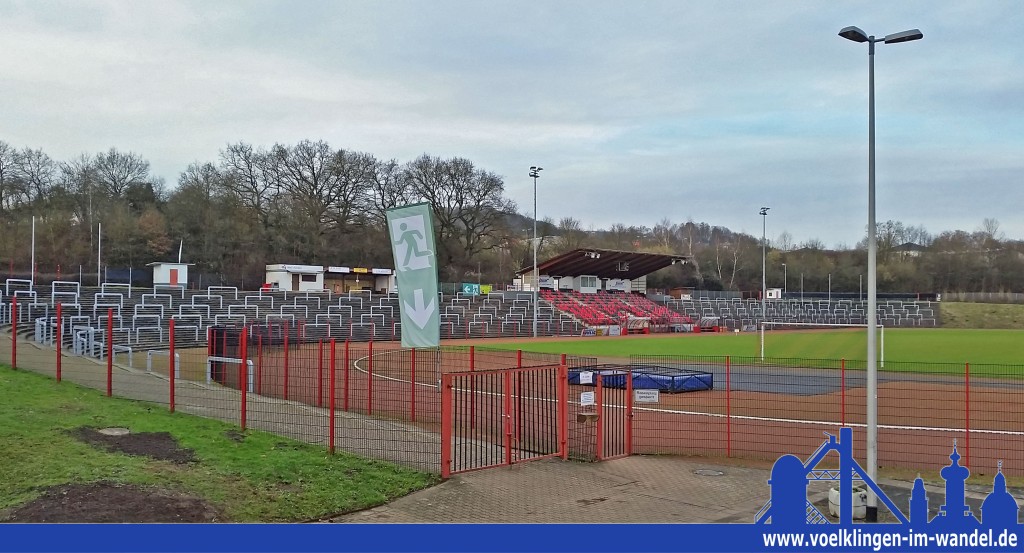 Die 1955 erichtete Haupttribühne des Hermann-Neuberger-Stadions verfügt nun über Sitzschalen in den Vereinsfarben des SV Röchling Völklingen 06