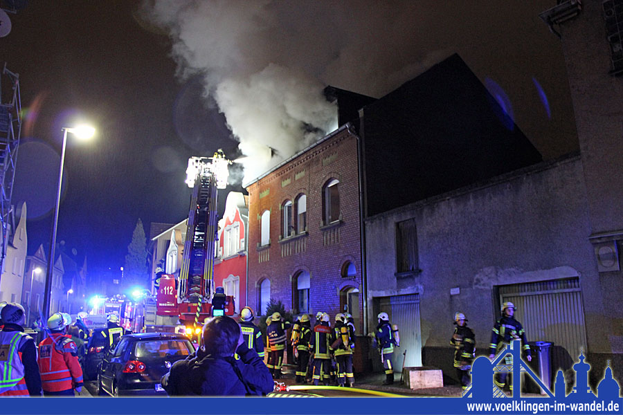 Dachstuhlbrand in der Völklinger Innenstadt (Foto: Hell)