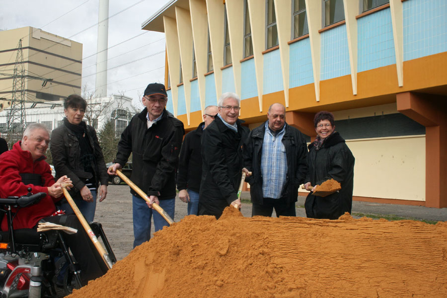 Der erste Spatenstich (Foto: Stadt)