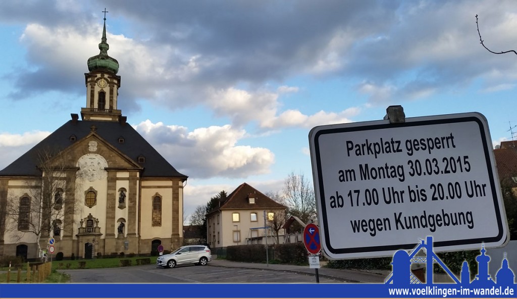 Der Parkplatz vor der Versöhnungskirche ist wegen der Gegendemo am Montag gesperrt (Foto: Hell)