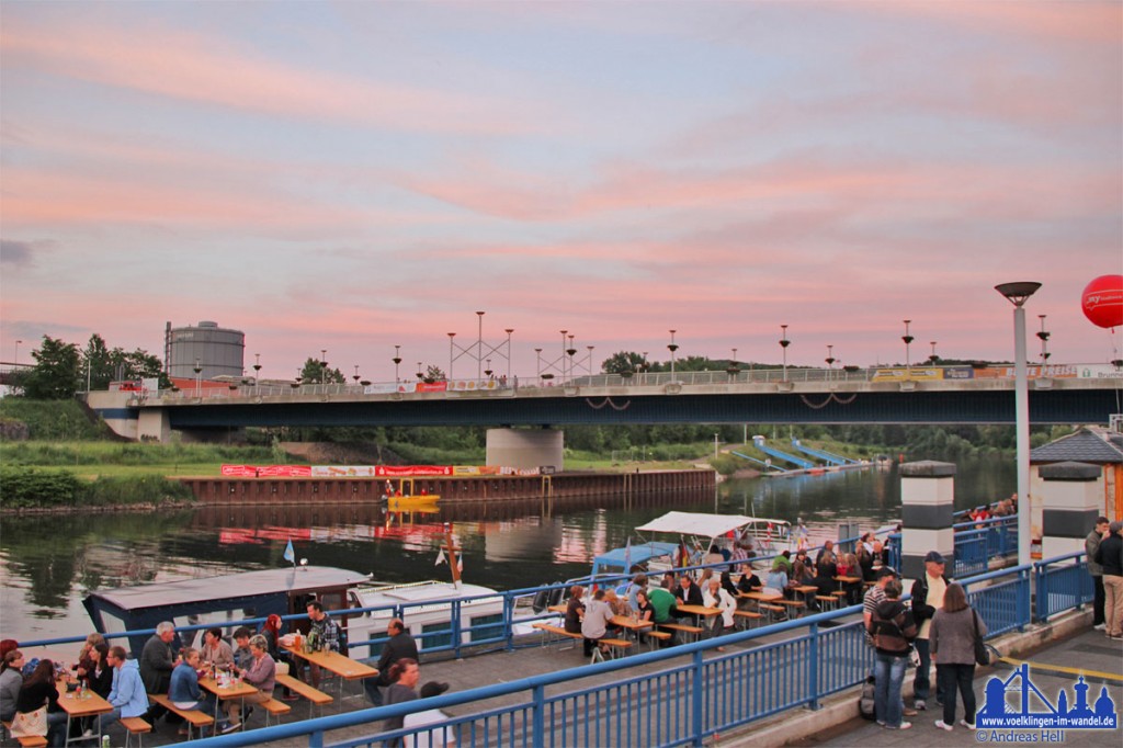 Die Saarbrücke bei Wehrden während des Saarfestes (Foto: Hell)