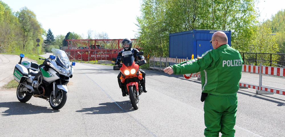 Verkehrskontrolle eines Bikers (Foto: Landespolizeipräsidium)