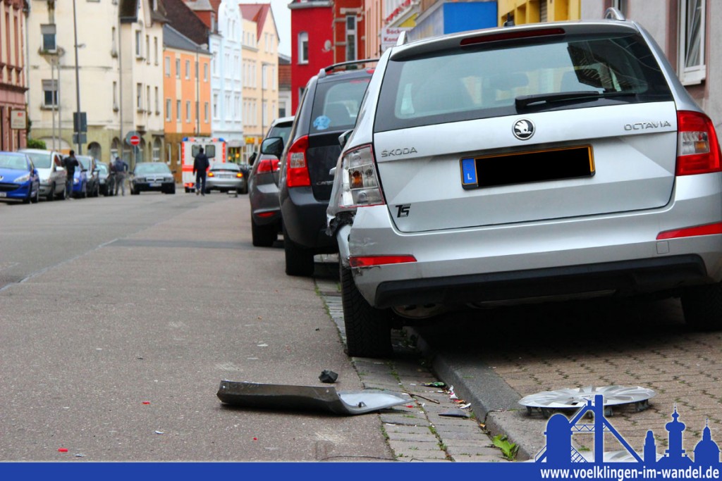 Eine Schneise der Verwüstung: Auf einer Strecke von einem gesamten Straßem Block rammte der Mann vier PKW (Foto: Hell)