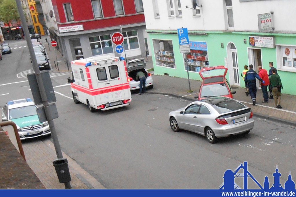 Der offensichtlich geschwächte Unfallverursacher wird zum Rettungswagen gebracht (Foto: Hell)