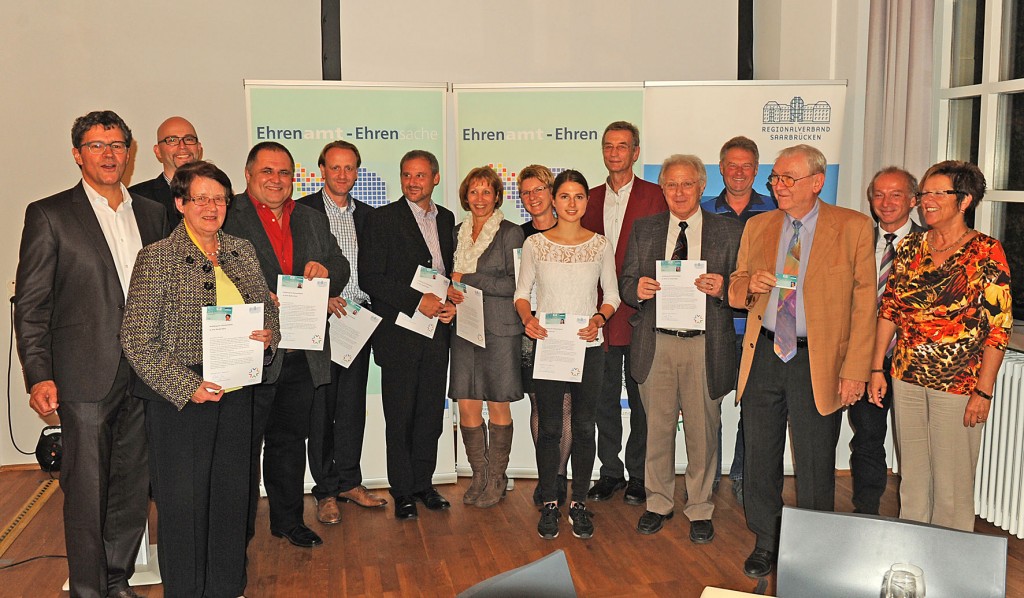 BU:11 Bürgerinnen und Bürger erhielten ihre Ehrenamtskarte direkt aus den Händen von Regionalverbandsdirektor Peter Gillo (l.) und Dezernent Arnold Jungmann (2.v.r.), daneben Dirk Sold (2.v.l.) und Marianne Hurth (r.) von der Ehrenamtsbörse des Regionalverbandes, Foto: Christof Kiefer 