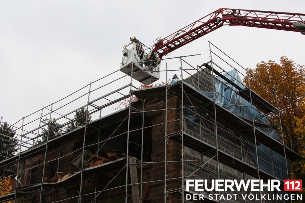 In Köllerbach ist die Fassade eines Hauses eingebrochen, auch die Feuerwehr Völklingen hilft bei der Suche nach Verschütteten. (Foto: FFW)