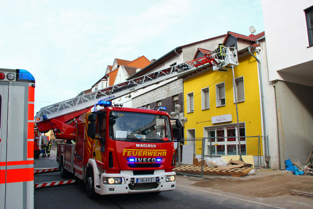 Die Feuerwehr musste wegen eines engen Treppenhauses eine Person über die Drehleiter retten (Foto: Hell)