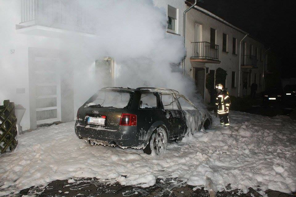 PKW-Brand in der Haydnstraße (Foto: FFW)