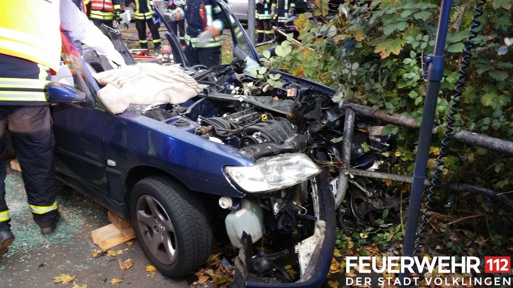 Das Dach des Fahrzeugs musste von der Feuerwehr abgeschnitten werden, um den Fahrer bergen zu können (Foto: FFW VKL)