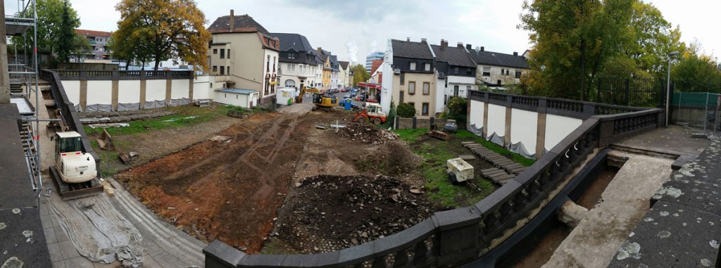 Auf dem Vorplatz zur Moltkestraße wird schwer gearbeitet (Foto: Hell)