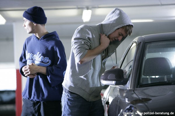 Autoknacker am Werk (Symbolfoto; Quelle: www.polizei-beratung.de)