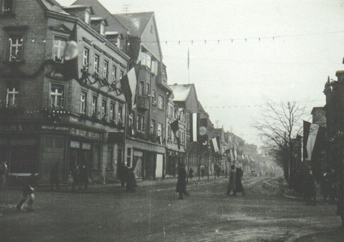 Zu besonderen Anlässen säumten in der NS-Zeit Fahnen auch in Völklingen die Straßen (Sammlung Strempel)