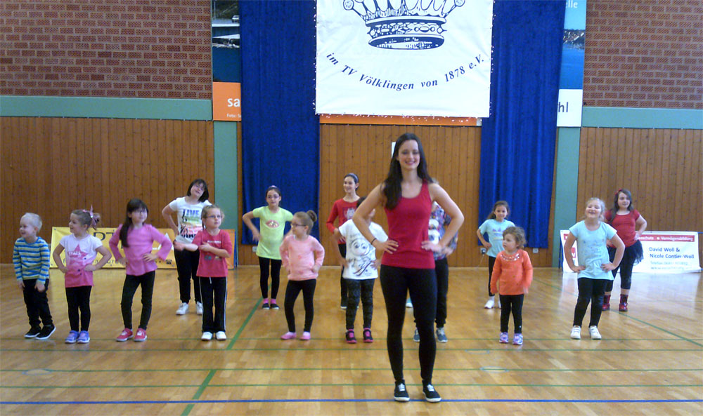 Kinder tanzen mit Übungsleiterin Lisa Schuler (Foto: Verein)