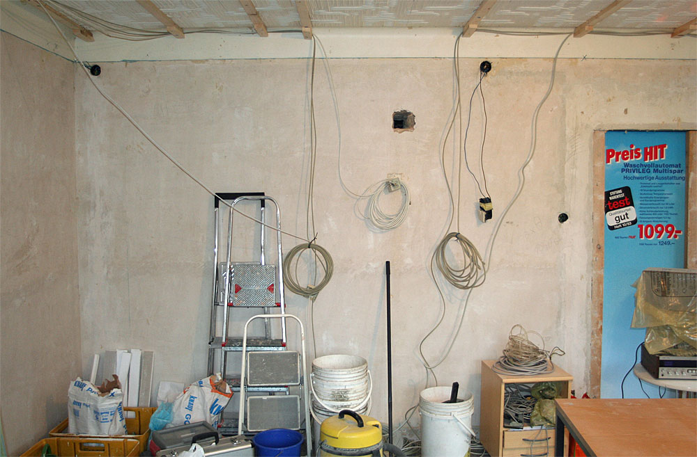 Wer ein Haus kauft hat viel zu tun: Ob Arbeiten am Stromnetz (Foto), an Sanitäranlagen oder Schönheitsreparaturen. (Foto: Privat)