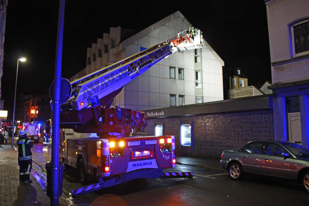 Auf der Suche nach einem Brand setzt die Feuewehr die Drehleiter mit Korb ein. (Foto: Hell)