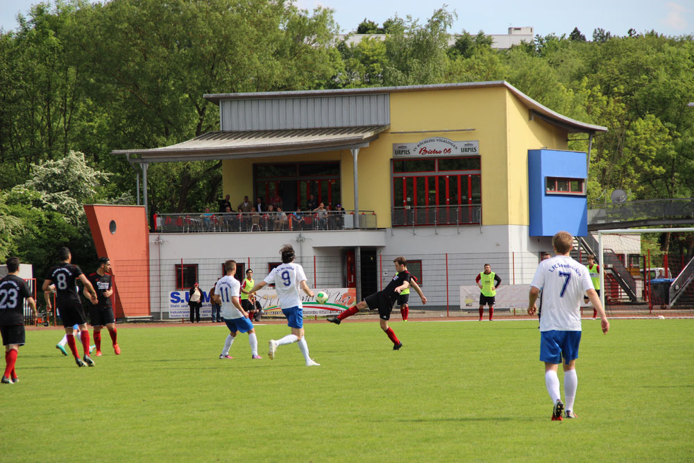 Im Mai 2015 war die 2. Mannschaft des 1.FC Saarbrücken noch zu Gast, wird es für die 1. bald vorrübergehende Heimat? Im Hintergrund der potenzielle VIP-Bereich. (Foto: Hell)