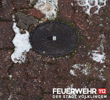 Ein vom Schnee befreiter Hydrant: Zapfstelle auf der Straße, an der die Feuerwehr Wasser entnehmen kann, um Brände zu löschen. (Foto: FFW VKL)