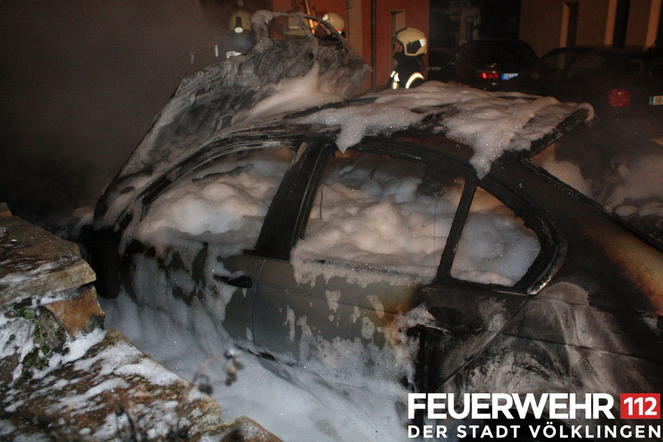 Der PKW wurde mit Schaum gelöscht (Foto: Feuerwehr Völklingen)