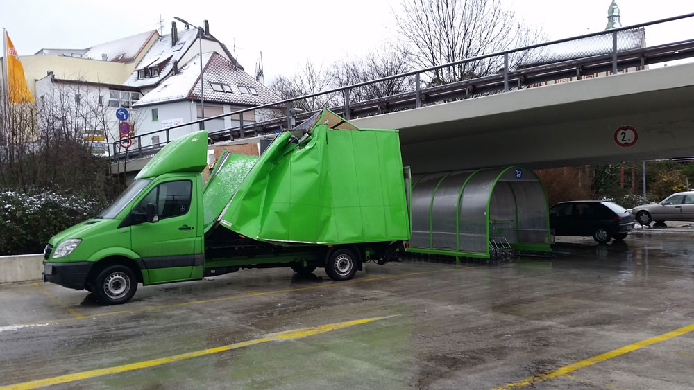 Der grüne Mercedes Sprinter Kastenwagen war zu hoch für die Durchfahrt (Foto: Avenia)