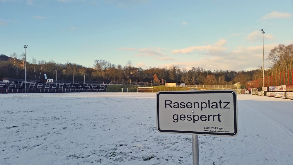 Wegen unbespielbarkeit des Platzes wurde der (Kunst-)Rasen gesperrt. Foto: Hell