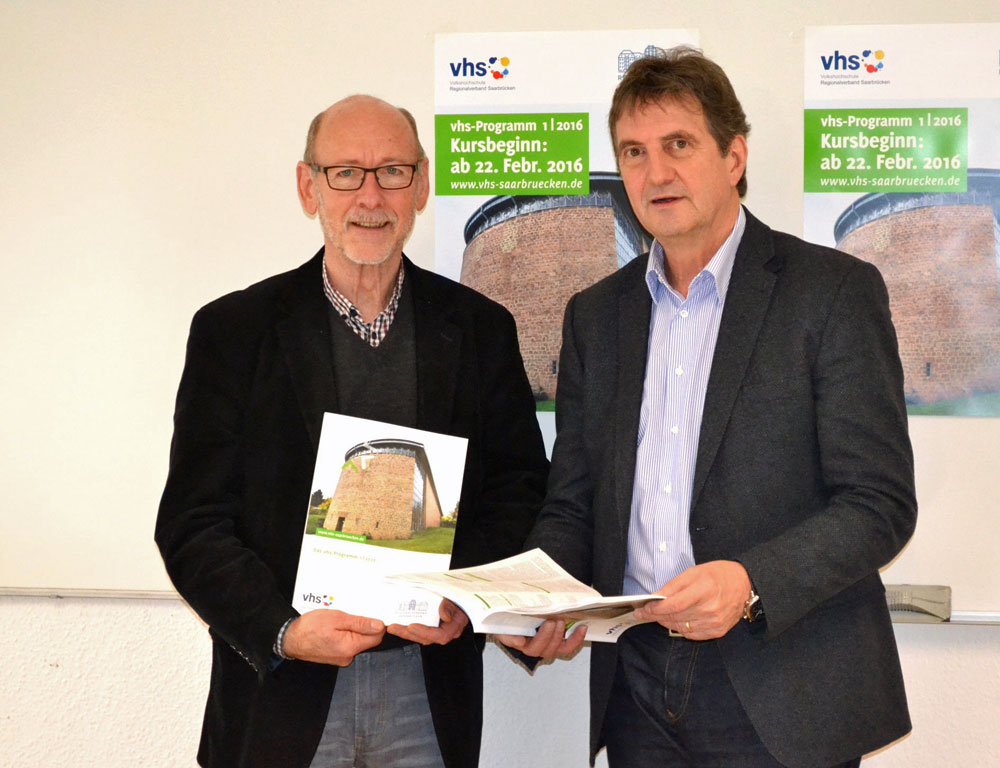 Der Regionalverbandsbeigeordnete Manfred Paschwitz und vhs-Direktor Wilfried Schmidt haben im Rahmen einer Pressekonferenz das neue Programm der Volkshochschule des Regionalverbandes Saarbrücken für das am 22. Februar beginnende Frühjahrssemester vorgestellt. (Foto: RVSB)