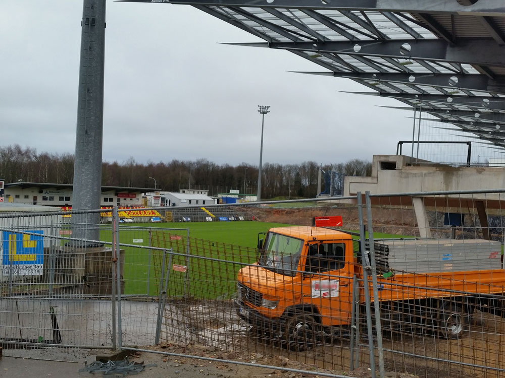 Das Stadion in Elversberg wird aktuell weiter umgebaut, wäre aber danach für die dritte Liga wieder geeignet (Foto: Hell)