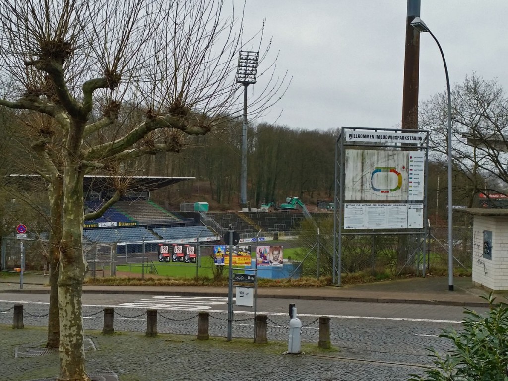 Das Ludwigsparkstadion wird modernisiert und zu einem reinen Fußballstadion umgebaut - der 1. FC Saarbrücken muss solange nach Völklingen ausweichen. (Foto: Hell)