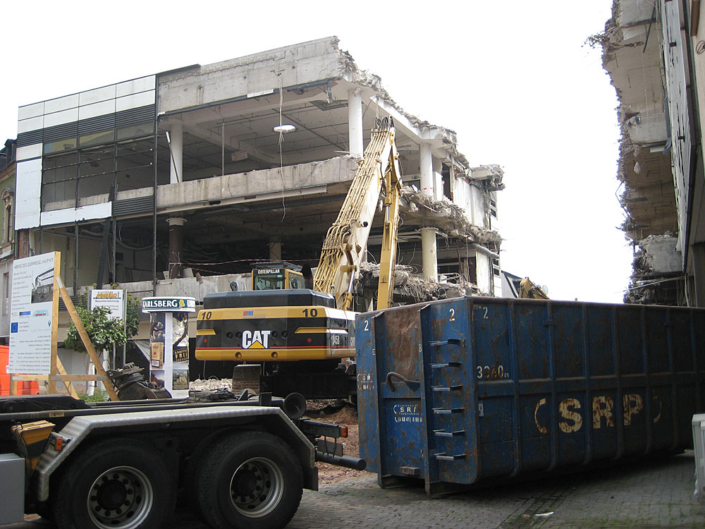 August 2008: Der Querriegel des Kaufhof-Gebäudes wird abgerissen, der Längsbau steht noch mindestens bis in den Sommer (Foto: Archiv/Strempel)