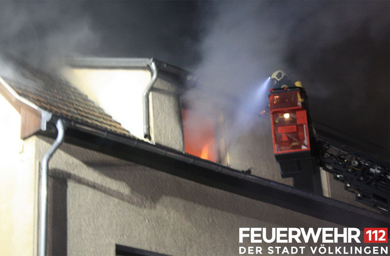 Löscharbeiten von der Drehleiter der Feuerwehr Völklingen (Foto: FFW VK)