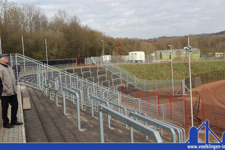 Der Gästeblock im Hermann-Neuberger-Stadion ist durch einen Zaun, sowie einen kleinen Pufferblock vom restlichen Stadion getrennt (Foto: Hell)