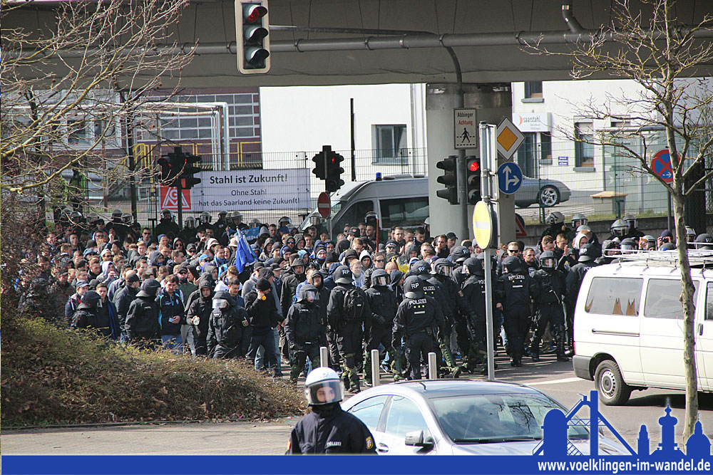 Die Polizei begleitet die Mannheimer Fans zum Stadion (Foto: Hell)