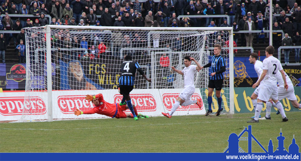 Mendy ist schneller am Ball als die Spieler der SV Elversberg und bringt den 1. FC Saarbrücken in Führung (Foto: Hell)