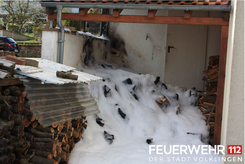 Dieser Holzstapel musste gelöscht werden (Foto: FFW Völklingen)