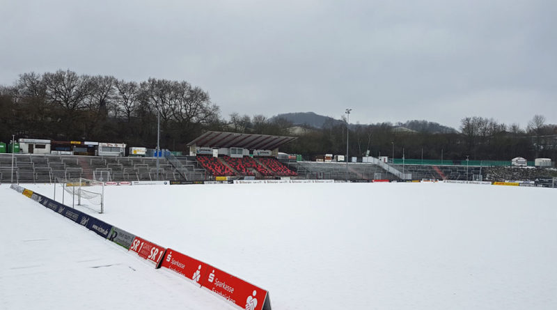 Wegen des Schnees unbespielbar: Der Rasen im Hermann-Neuberger-Stadion (Foto: Hell; Archiv)