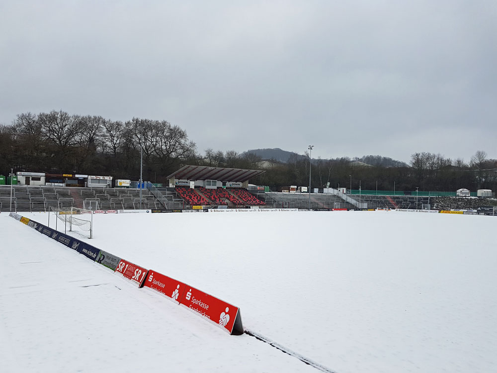 Wegen des Schnees unbespielbar: Der Rasen im Hermann-Neuberger-Stadion (Foto: Hell; Archiv)