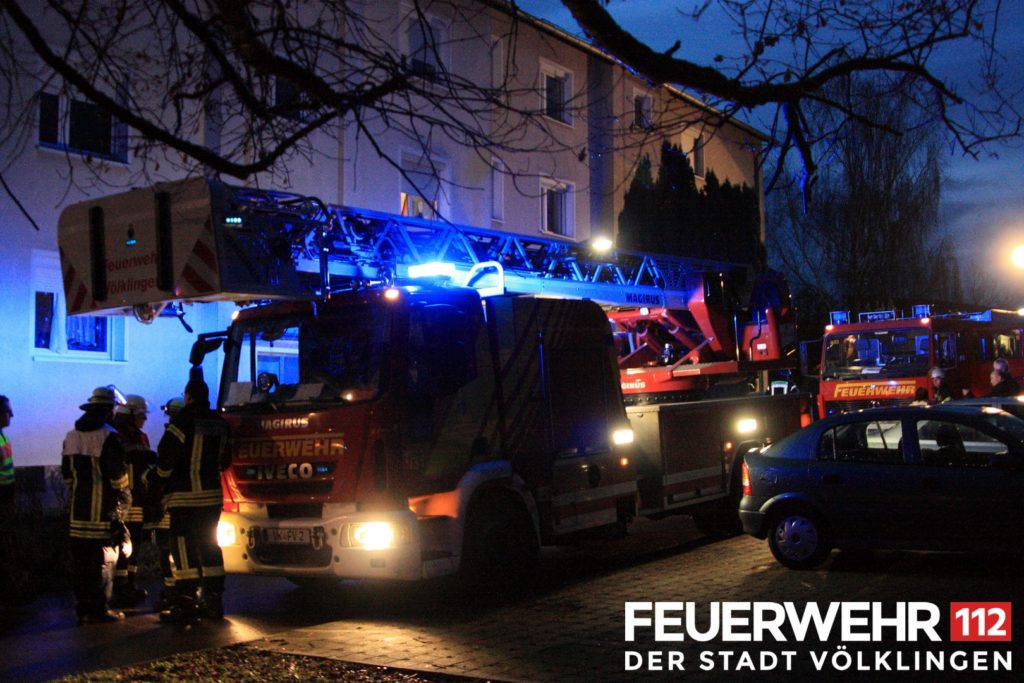 Die Feuerwehr wurde wegen eines ausgelösten Rauchmelders und Brandgeruchs in einem Mehrfamilienhaus alarmiert. An der Einsatzstelle konnten die Einsatzkräfte eine Rauchentwicklung in der Wohnung erkennen, worauf die Tür zum besagten Bereich aufgebrochen wurde. Eine Person wurde gerettet und dem Rettungsdienst übergeben. Bei dem eigentlichen Brand handelte es sich glücklicherweise nur um angebranntes Essen. Das Gebäude wurde belüftet und anschließend der Polizei übergeben.  (Foto/Fotobeschreibung: Feuerwehr Völklingen)