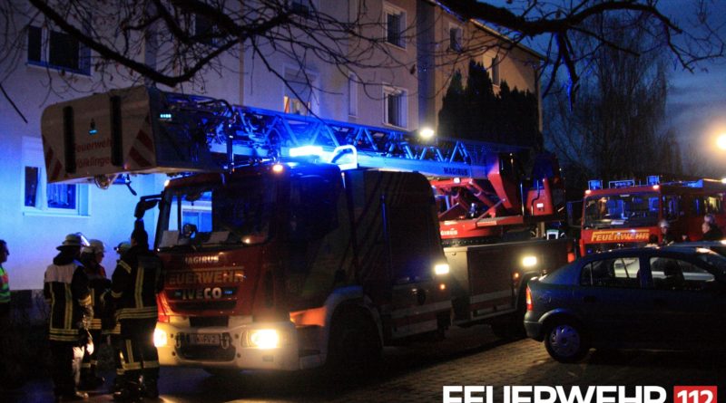 Die Feuerwehr wurde wegen eines ausgelösten Rauchmelders und Brandgeruchs in einem Mehrfamilienhaus alarmiert. An der Einsatzstelle konnten die Einsatzkräfte eine Rauchentwicklung in der Wohnung erkennen, worauf die Tür zum besagten Bereich aufgebrochen wurde. Eine Person wurde gerettet und dem Rettungsdienst übergeben. Bei dem eigentlichen Brand handelte es sich glücklicherweise nur um angebranntes Essen. Das Gebäude wurde belüftet und anschließend der Polizei übergeben. (Foto/Fotobeschreibung: Feuerwehr Völklingen)