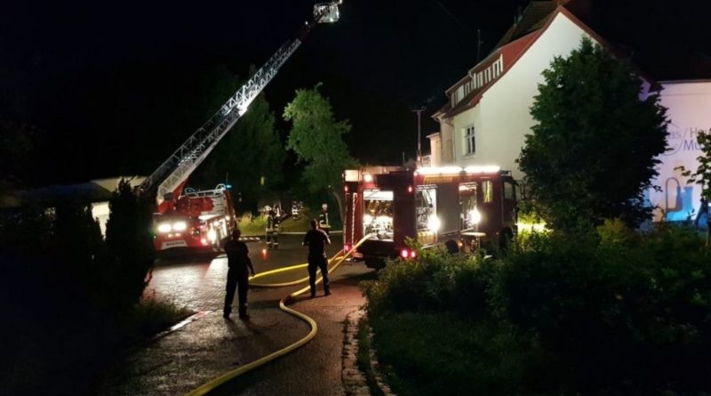 Dachstuhlbrand Die Feuerwehr wurde zu einem Dachstuhlbrand gerufen. Bei Ankunft der Einsatzkräfte hatten die Bewohner das Anwesen bereits unverletzt selbstständig verlassen. Zur weiteren Erkundung und Brandbekämfung wurden 2 Trupps unter PA in das brennende Dachgeschoss geschickt. Weiterhin wurde jeweils ein Trupp zur Kontrolle und Absicherung der unmittelbar an das Schadensobjekt angebauten Nachbargebäude entsandt. Im Anschluß an die Brandbekämpfung wurden noch umfangreiche Nachlöscharbeiten sowie Belüftungsmaßnahmen durchgeführt. (Foto: Feuerwehr Völklingen)