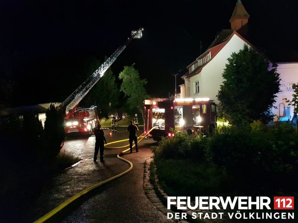 Dachstuhlbrand Die Feuerwehr wurde zu einem Dachstuhlbrand gerufen. Bei Ankunft der Einsatzkräfte hatten die Bewohner das Anwesen bereits unverletzt selbstständig verlassen. Zur weiteren Erkundung und Brandbekämfung wurden 2 Trupps unter PA in das brennende Dachgeschoss geschickt. Weiterhin wurde jeweils ein Trupp zur Kontrolle und Absicherung der unmittelbar an das Schadensobjekt angebauten Nachbargebäude entsandt. Im Anschluß an die Brandbekämpfung wurden noch umfangreiche Nachlöscharbeiten sowie Belüftungsmaßnahmen durchgeführt. (Foto: Feuerwehr Völklingen)