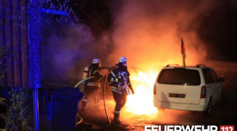 In der Schaffhauser Straße kam es auf einem Parkplatz zum Brand von 3 PKW. Bei Eintreffen der Feuerwehr standen 2 der Fahrzeuge bereits in Vollbrand. Die Einsatzkräfte löschten das Feuer mittels Schaum ab. Ebenso wurde ein seitlicher Angriff mit C-Druckschlauch gefahren, um ein Übergreifen der Flammen auf Bäume in unmittelbarer Nähe zu verhindern. Nach Beendigung der Löscharbeiten wurde die Einsatzstelle an die Polizei übergeben. (Foto: Feuerwehr Völklingen)