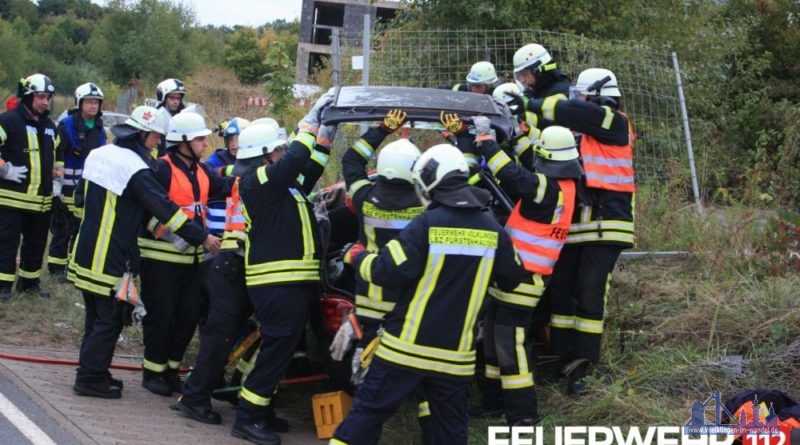 Auf der L163 zwischen Velsen und Fenne kam es zu einem Alleinunfall eines PKW. (Foto: Feuerwehr Völklingen)