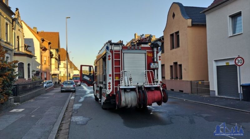 Die Feuerwehr bei einem Löscheinsatz. Foto: Hell