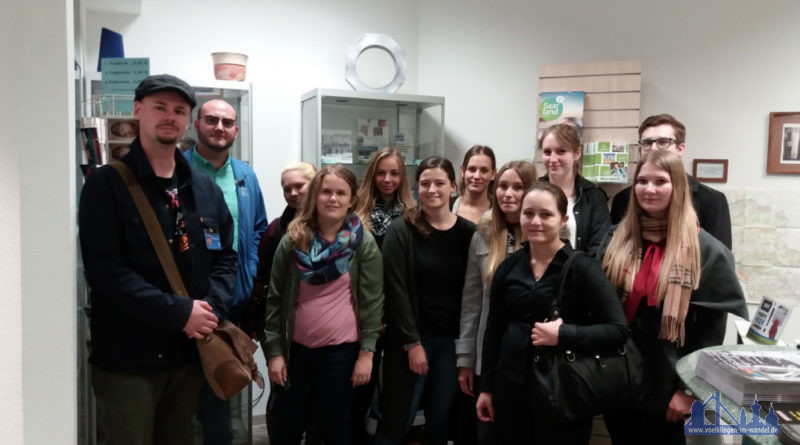 Die neuen Auszubildenden der Stadtverwaltung starten ihren Stadtrundgang mit Stadtführer Christian Müller (ganz links) in der Tourist-Information im Neuen Bahnhof. Foto: cb_mvk