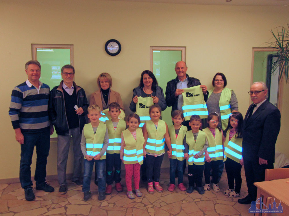 Die strahlenden Kinder im städtischen Kindergarten Ludweiler mit stehend von links: Hr. Michaltzik, Hr. Reitler (Sicherheitsbeirat Völklingen), Oberbürgermeisterin Fr. Blatt, Fr. Agostini und Hr. Burg (Fa. TSG), Fr. Siffrin (Leiterin des KiGa), Hr. Vitello (Ortsrat Ludweiler)