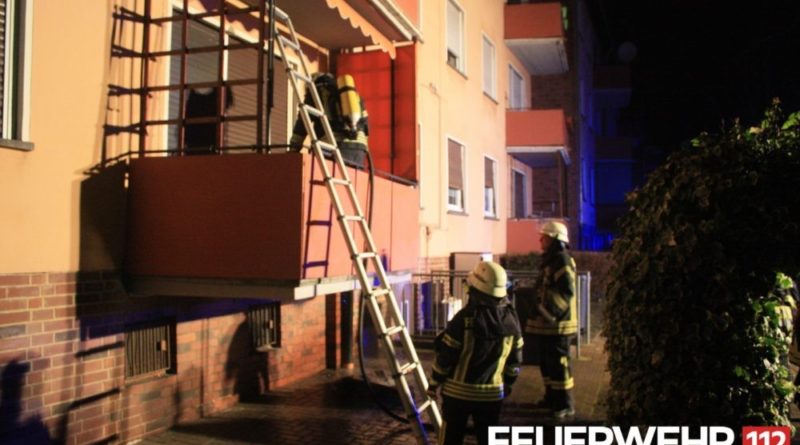 Brand auf Balkon: Die Feuerwehr wurde zu einnem Brand auf einem Balkon gerufen. An der Einsatzstelle stellte es sich heraus, das es sich um einen Kleinbrand handelte. Dieser wurde mit der Schnellangriffseinrichtung des HLF gelöscht. Anschließend wurde die Einsatzstelle an die Polizei übergeben. (FFW Völklingen)
