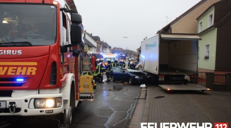 Die Feuerwehr musste mit dem hydraulischen Rettungssatz das Dach des Fahrzeugs abnehmen um den Fahrer aus dem Auto zu befreien. Leider konnte dieser nur noch tot aus seinem PKW geborgen werden. Foto: Feuerwehr Völklingen
