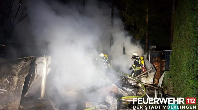 Brand eines Gartenhauses (Foto: Feuerwehr)