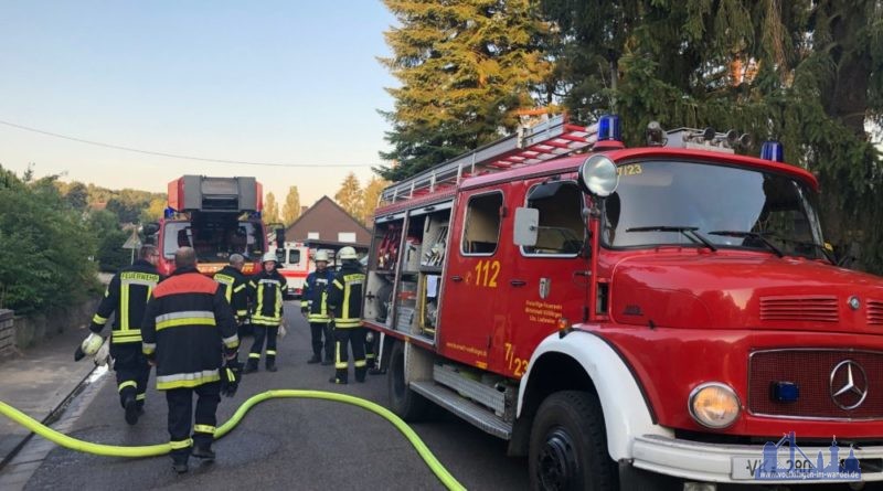 Die freiwillige Feuerwehr Völklingen wurde zu einem Gartenhausbrand in den Stadtteil Ludweiler alarmiert. Beim Eintreffen der ersten Einsatzkräfte stand das Gartenhaus bereits in Vollbrand. Die Feuerwehr löschte den Brand mit einem Trupp unter schwerem Atemschutz ab. Abschließend wurde das Gartenhaus mittels Wärmebildkamera kontrolliert, ein Schaumteppich aufgebracht und die Einsatzstelle dem Hauseigentümer übergeben. (Foto und Beschreibung: Feuerwehr Völklingen)