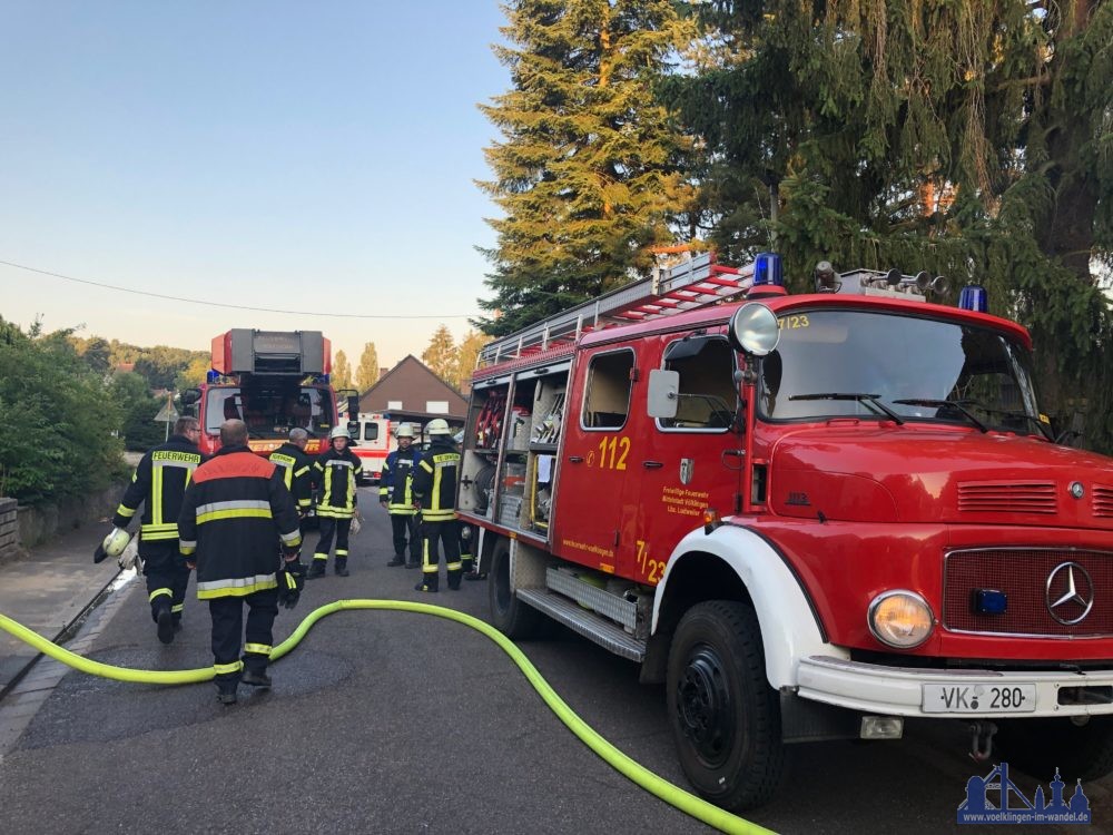 Die freiwillige Feuerwehr Völklingen wurde zu einem Gartenhausbrand in den Stadtteil Ludweiler alarmiert. Beim Eintreffen der ersten Einsatzkräfte stand das Gartenhaus bereits in Vollbrand. Die Feuerwehr löschte den Brand mit einem Trupp unter schwerem Atemschutz ab. Abschließend wurde das Gartenhaus mittels Wärmebildkamera kontrolliert, ein Schaumteppich aufgebracht und die Einsatzstelle dem Hauseigentümer übergeben. (Foto und Beschreibung: Feuerwehr Völklingen)